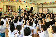 熊本県内の幼稚園、保育園、小学校、市役所、県庁を訪問いたしました。