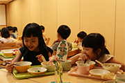 [グループCSR]関西の幼稚園・保育園、約200園にて、「かいじゅうステップSDGs大作戦 みらいの給食週間」SDGs食育イベントを開催しています